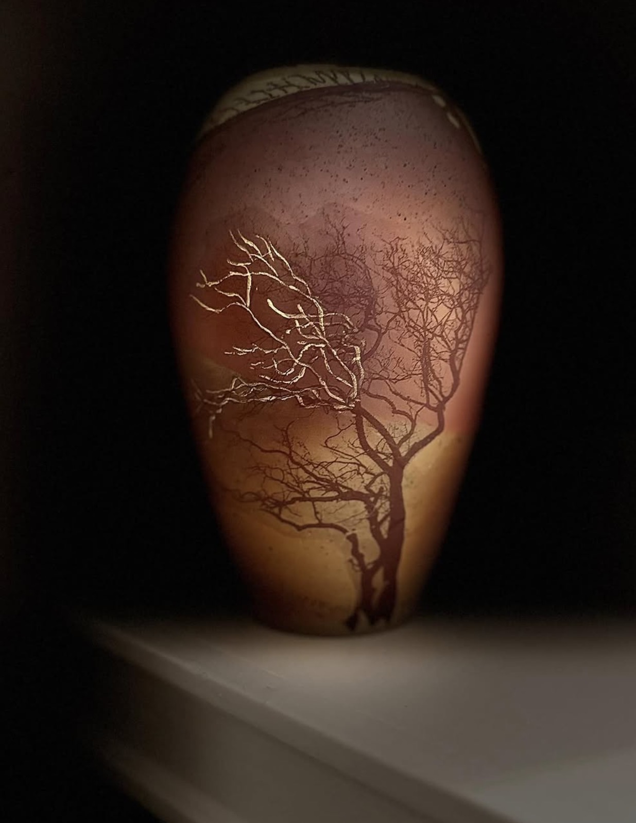 Illuminated ceramic vessel decorated with branching lines